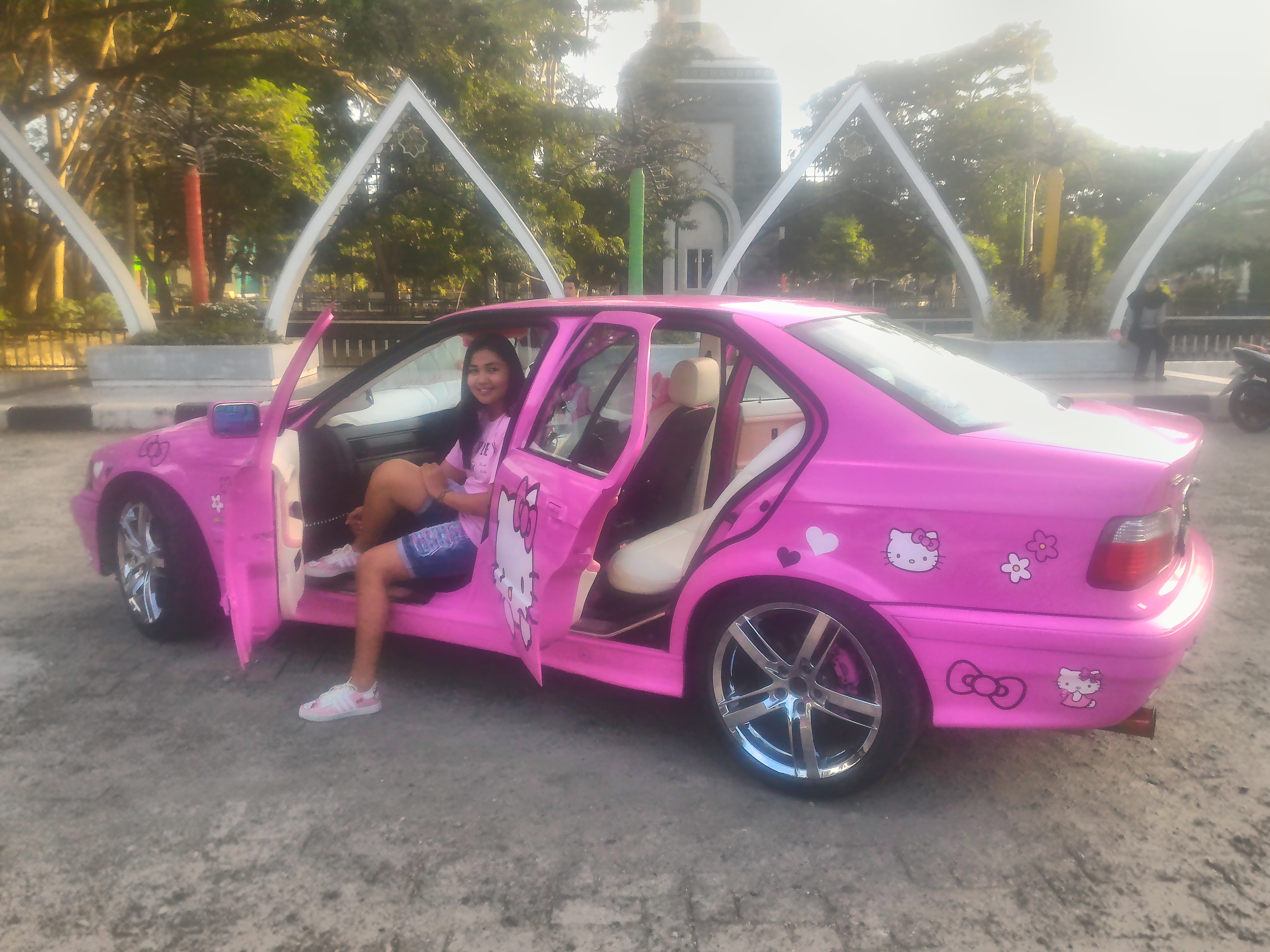 SAHABAT NEWS Suka Hello Kitty Sri Rahayu Modifikasi Mobilnya