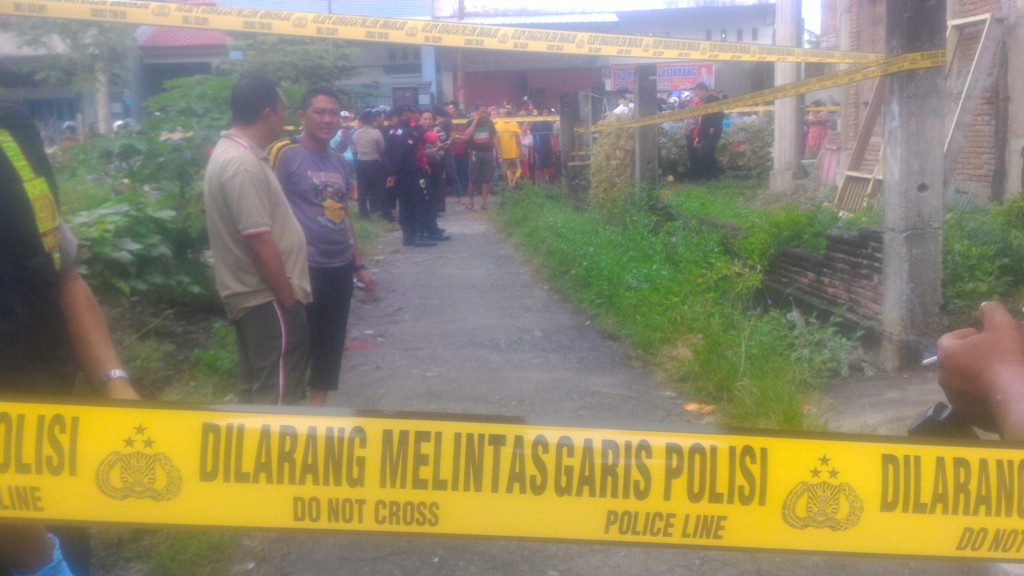 Ket Gambar : polisi saat melakukan Olah TKP di rumah Korban Pembunuhan Jalan Kesehatan Kelurahan Penrang Kab.Pinrang 